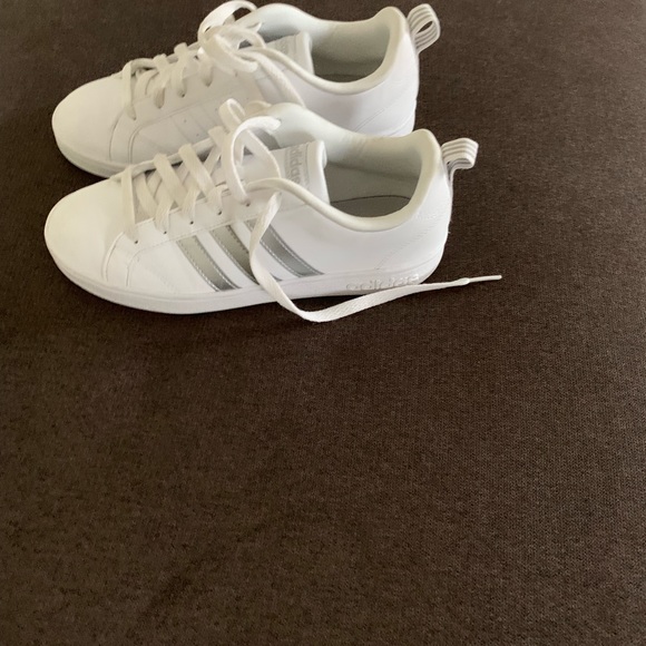 Boys all white adidas size 6.5 - Picture 4 of 4